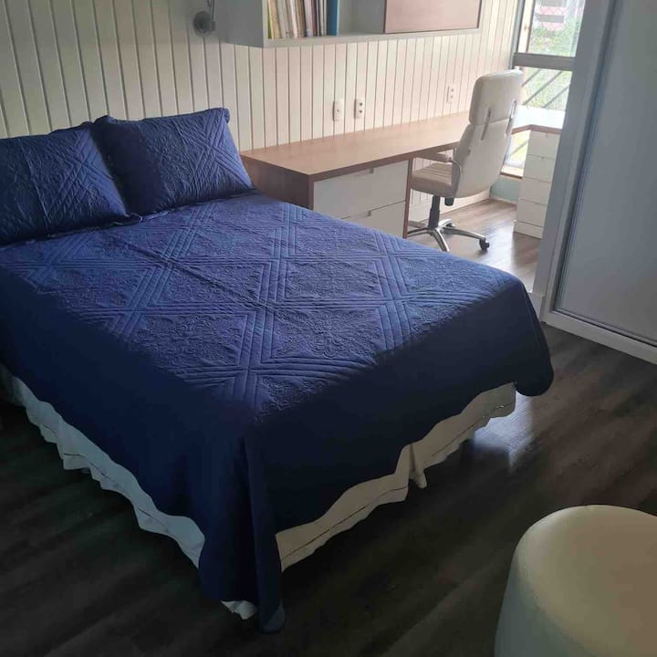 Dvokrevetna soba s jacuzzijem, klima-uređajem, prostranim ormarom i prekrasnim pogledom na teren.