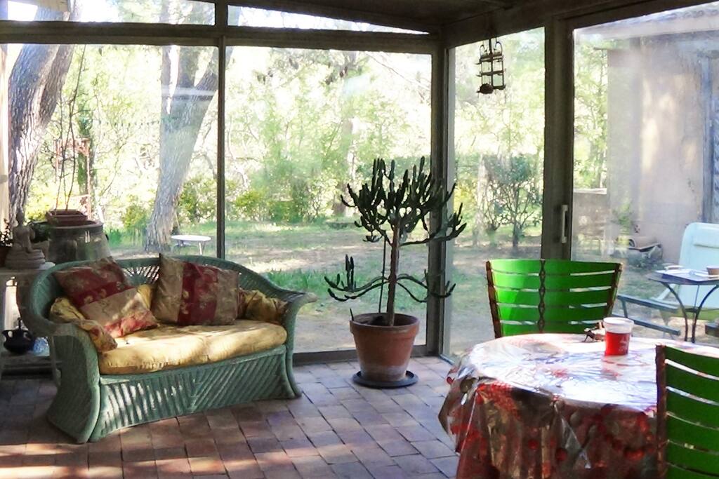 Grande véranda ouvrant sur le jardin