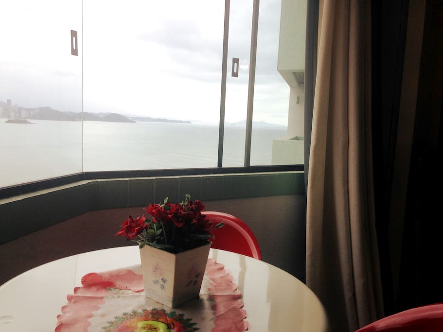 Sacada integrada à sala com vista para o mar