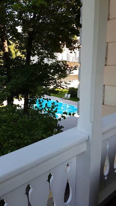 Blick von der Veranda zum Pool