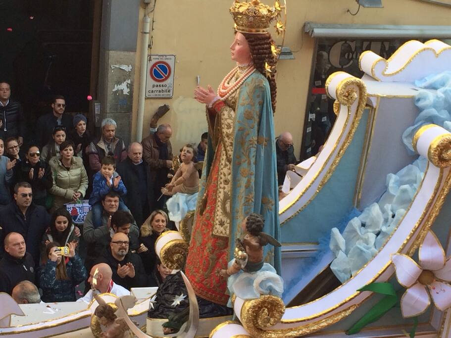 Sfilata del carro della Madonna alla festa dell'Immacolata