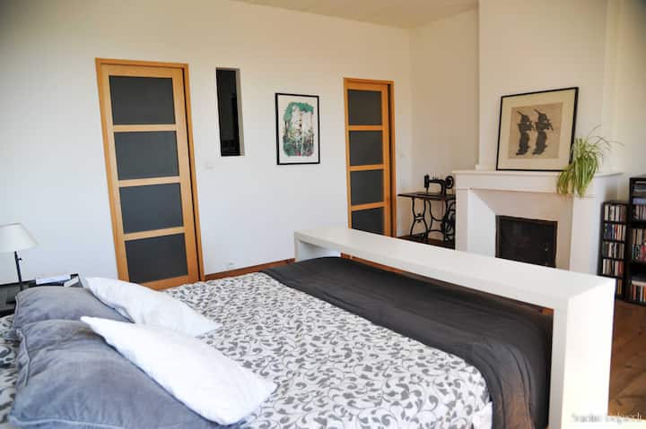 غرفة النوم 1: جناح رئيسي مع حمام/مرحاض/دش