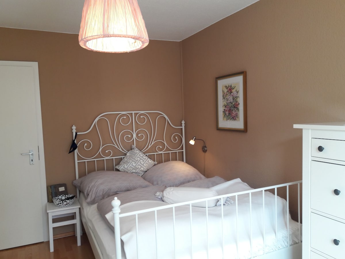 Jouw knusse bed! Matras, kussen, dekens...allemaal gloednieuw.