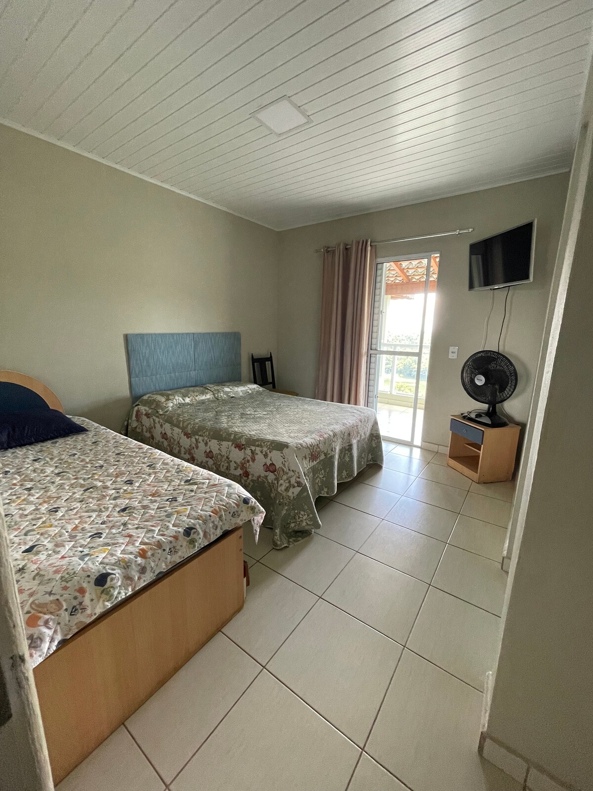 Suite 2 - Con vistas a una presa (1 cama doble y 1 cama individual) 