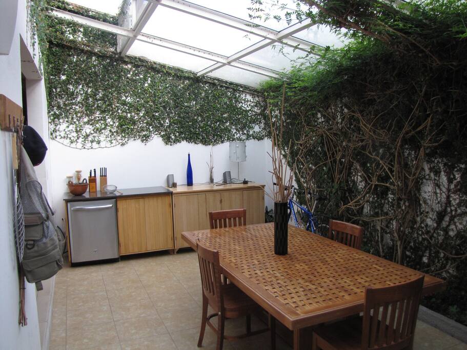 Comedor / Glass-roofed dining room.