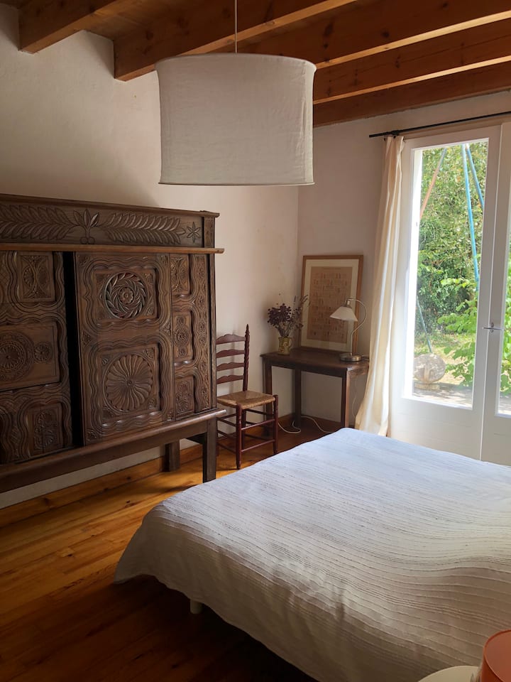 ห้องนอน 2: เตียงควีนไซส์หรือเตียงเดี่ยว 2 เตียงในขนาด 80 ซม.