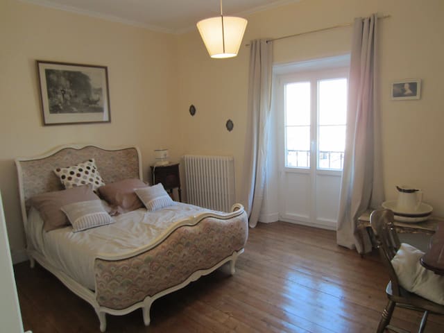 Bourgeoise House of the 18th in the heart of the city