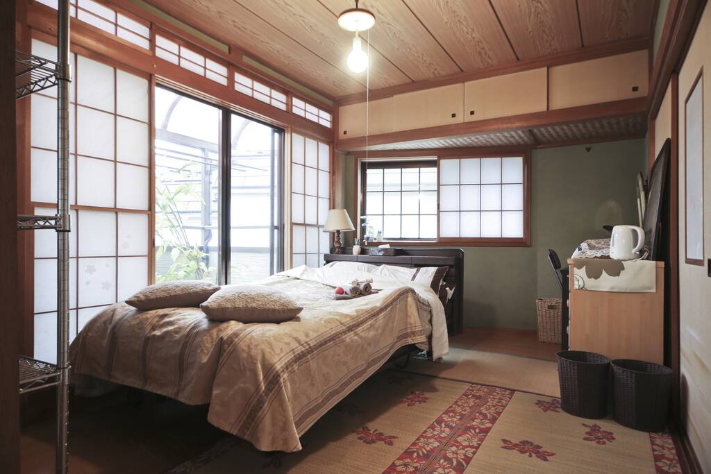 Bed room.