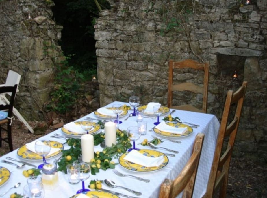 Terrasse in back of house for dining "al fresco".