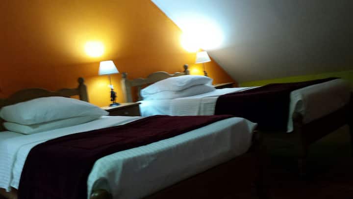 חדר ילדים גדול עם  2 מיטות יחיד בקומה הראשונה. אנחנו יכולים להוסיף עוד עריסות אם נצטרך אותנו. 