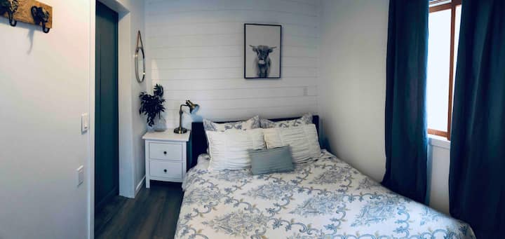 Dormitorio principal: cama tamaño queen