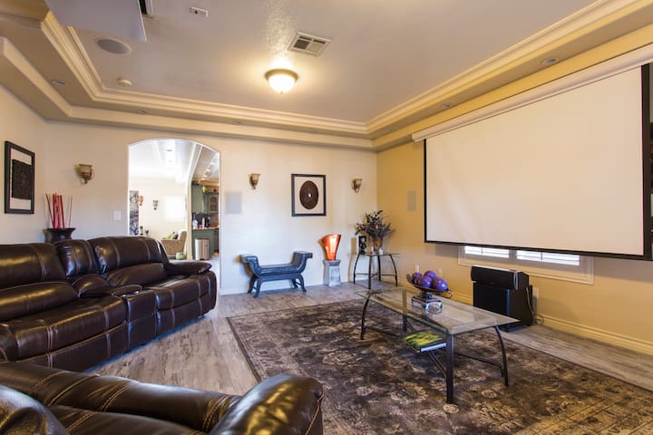 Huge 4BR/5BA Retreat Near LAX, Sofi & Crypto