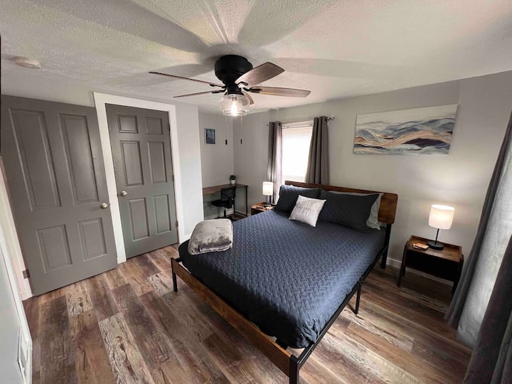 Chumba cha kulala cha pili na kitanda cha malkia na kiti cha ofisi/dawati