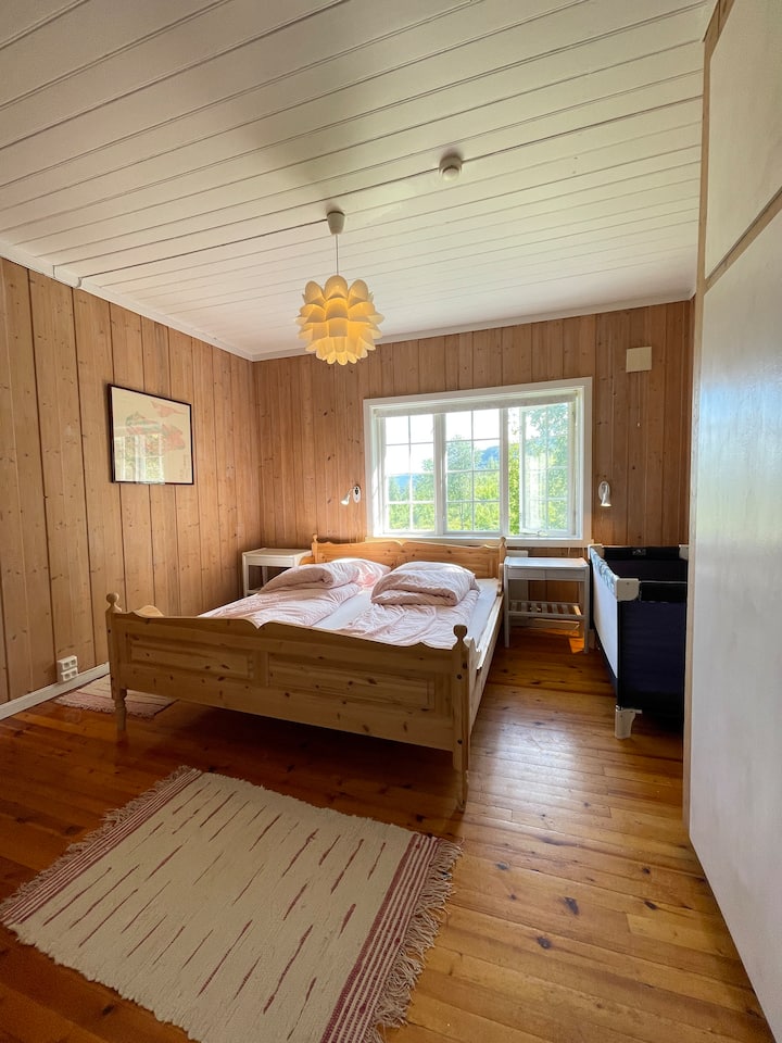 Spálňa č.5. „Výhľad do záhrady“

Na 2. poschodí. 
Manželská posteľ so šírkou 1,80 x 2,10 dĺžky. 
Vrchný matrac Tempur

1 veľké okno v spálni s výhľadom do záhrady. 

Roleta. 

Práčovňa. 
2 nočné stolíky

