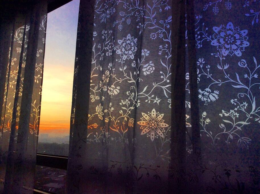 Watch sunrise comfortably in bed.