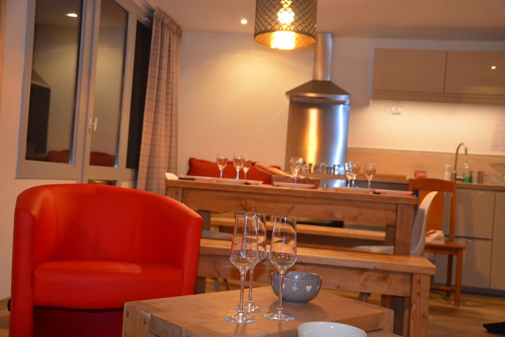 La grande pièce à vivre ouverte sur le balcon : salon, salle à manger, cuisine