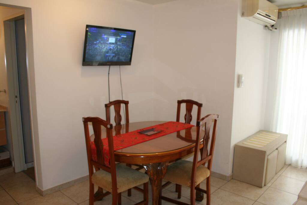 Aire acondicionado, calefactor y tv led en el comedor.