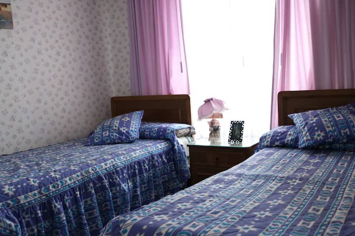 חדר שינה 3
2 מיטות יחיד, עם  ארון