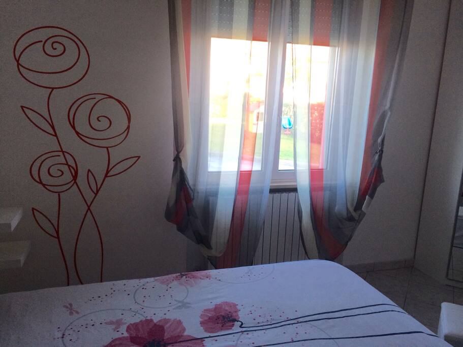 Ampia camera da letto matrimoniale