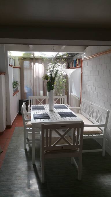 Eine Sitzecke mit Platz für 6 Personen im Wintergarten mit Glasdach