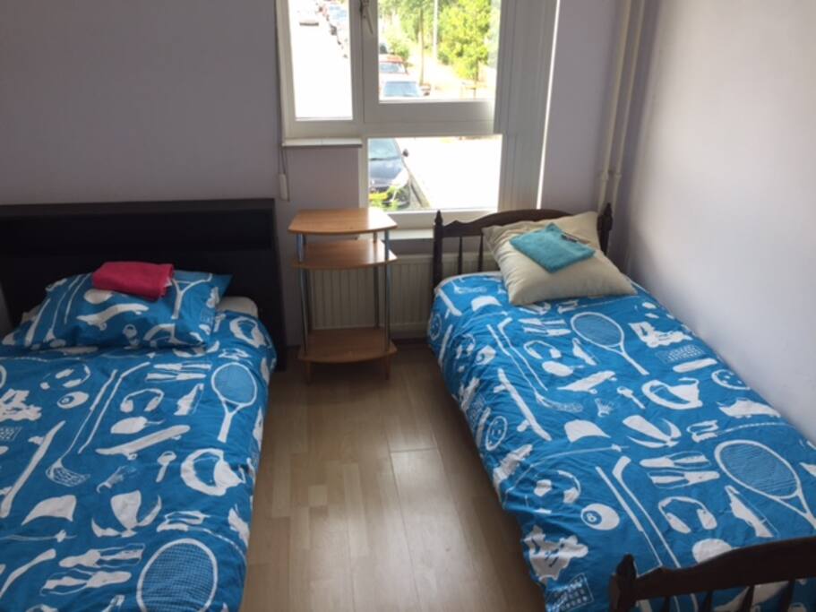 kamer met 2 singel beden en een kledingkast