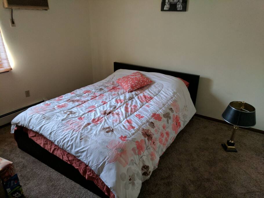 Bedroom with 1 Queen bed