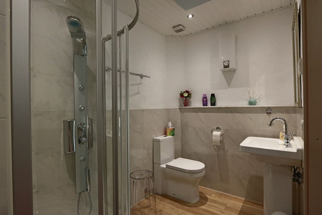 Bad mit Wellnessdusche