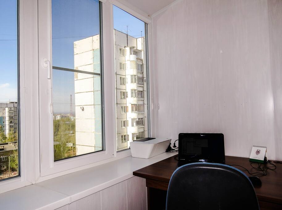 This insulated balcony from the first bedroom. Workplace, view of the green courtyard.
Балкон со стороны первой спальни выходит на двор.
