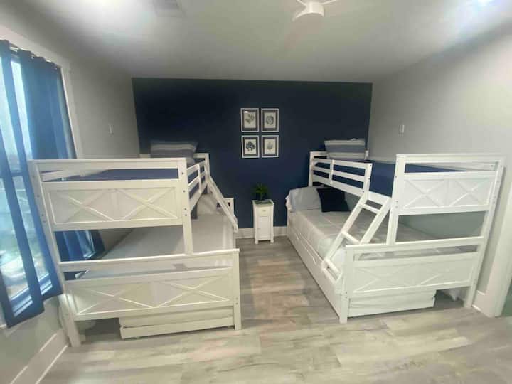 Camera da letto QUATTRO- letti singoli su letti a castello con angoli inferiori - la stanza può ospitare otto persone.  Dotato di ampio televisore a schermo piatto e prese usb sulle aree a castello superiori per dispositivi.  Tanto spazio nell'armadio con appendiabiti inclusi.