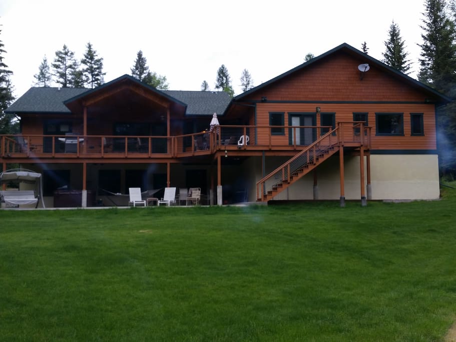 back yard veiw, pond, fountain, horse shoe, fire pit and new hot tub. Fun for all families!!