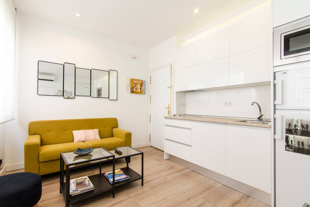 Living room & kitchen / Salón y cocina