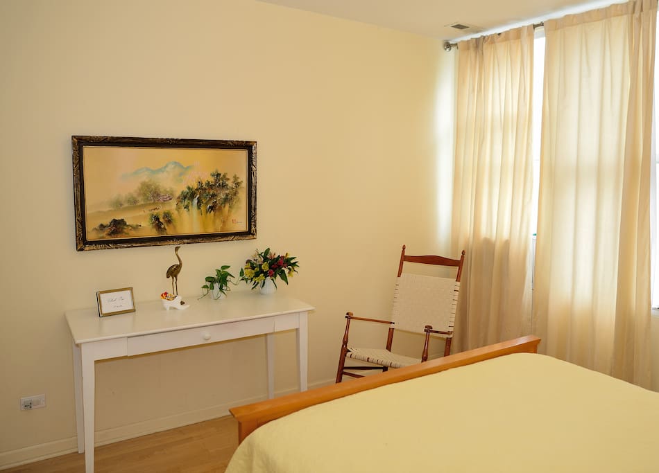 "This was a great place to stay. Well connected to the bus route. I was attending a conference at McCormick Place which was very easy to get to. Similarly it was very easy to get to most places e.g. Millennium Park, airport. "