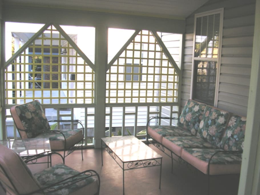 Shaded/private front porch