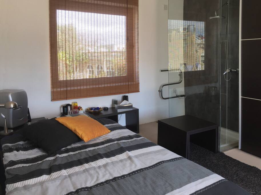 the private room with shower and ensuite private bathroom
