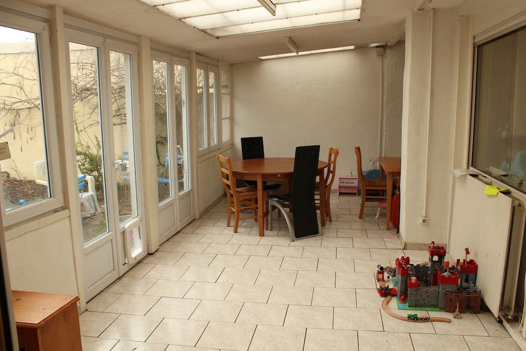 grande terrasse donnant sur le patio
