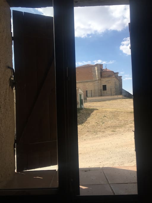 La iglesia, desde la ventana