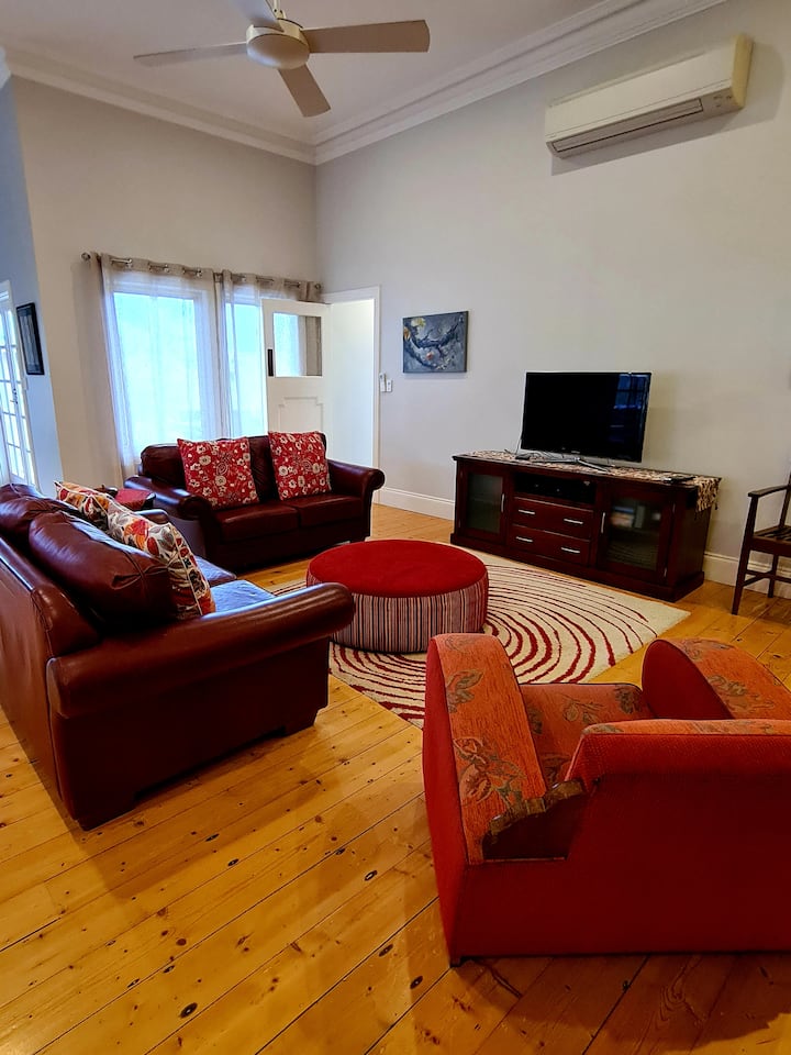 Delightful Spacious Cottage In The Heart Of Clare - Clare