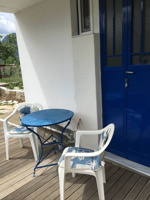 Terrasse en bois donnant sur le jardin