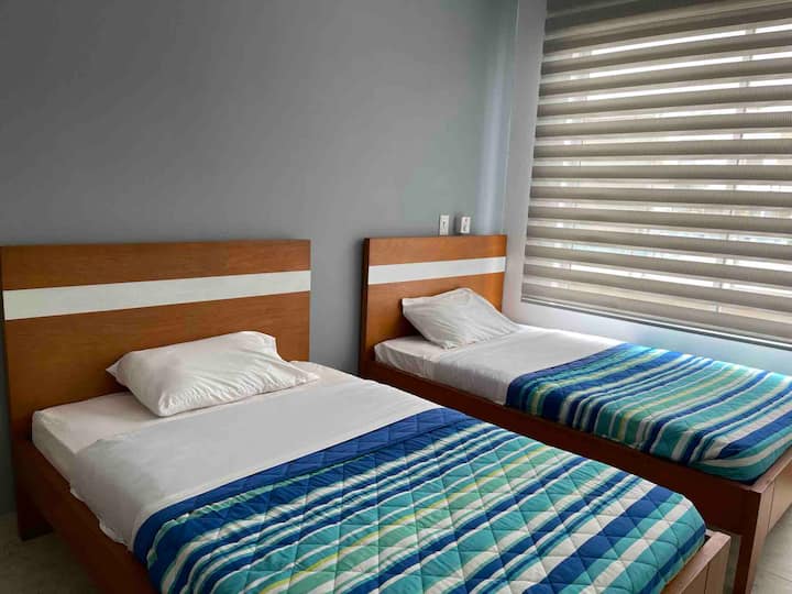 Chambre au premier étage avec deux lits semi-doubles et placard indépendant salle de bain privée, vue sur la piscine. Pas de télévision .