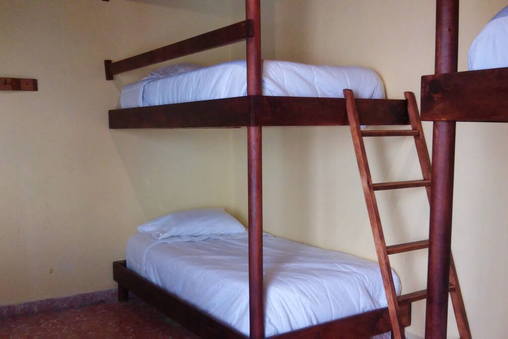 habitación compartida para cuatro personas con dos literas
