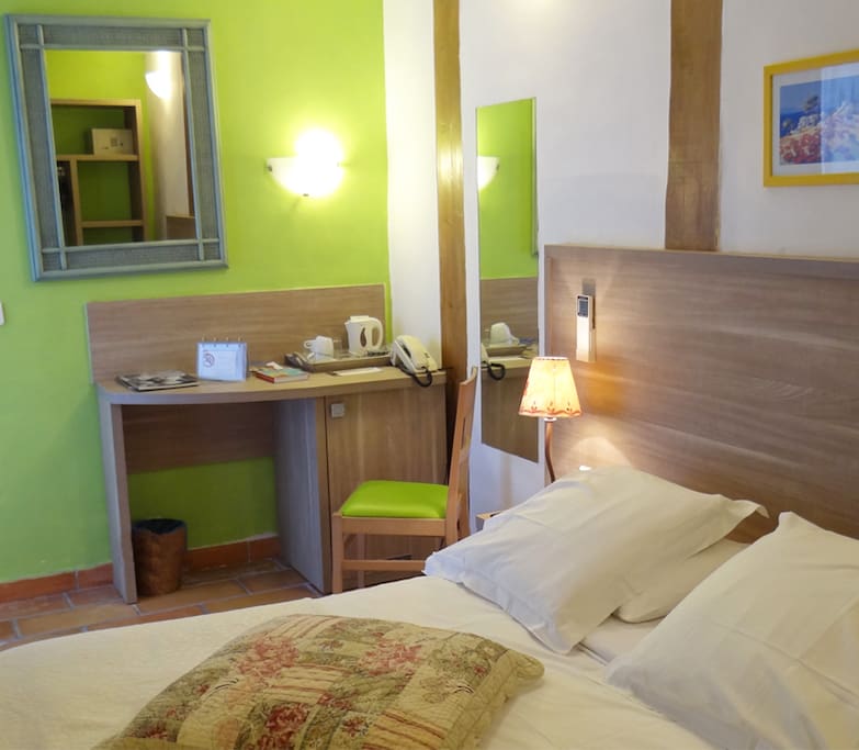Chambre et salle de bain avec terrasse, plateau d'accueil thé et café