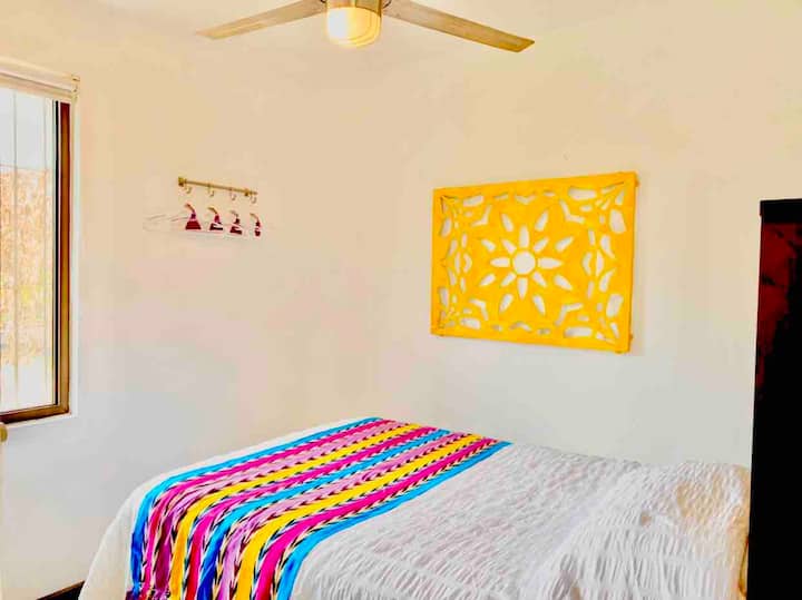 Жълтата стая разполага с пълноразмерно легло тип „Капитан“ с табла с библиотека, вентилатор на тавана, стена с кубчета, и красив боядисан шаблон, използван за направата на цветните килими от дървени стърготини (alfombras) по време на летните шествия.