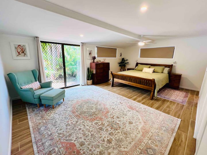 Spálňa 1 s vlastnou kúpeľňou a priamym prístupom k bazénu