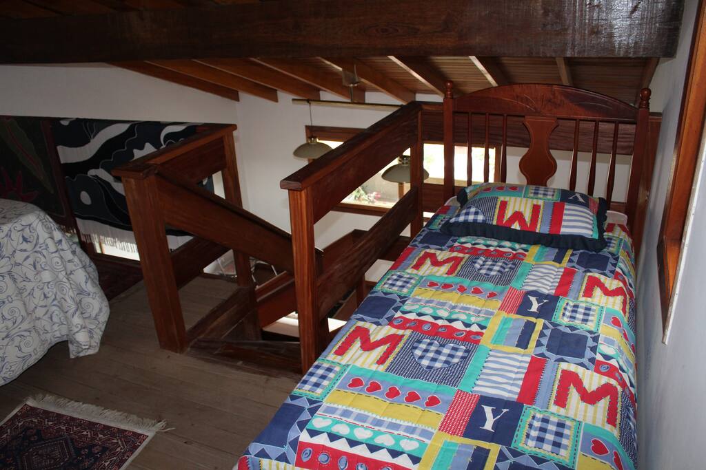 quarto studio com 1 cama de casal e 1 cama de solteiro