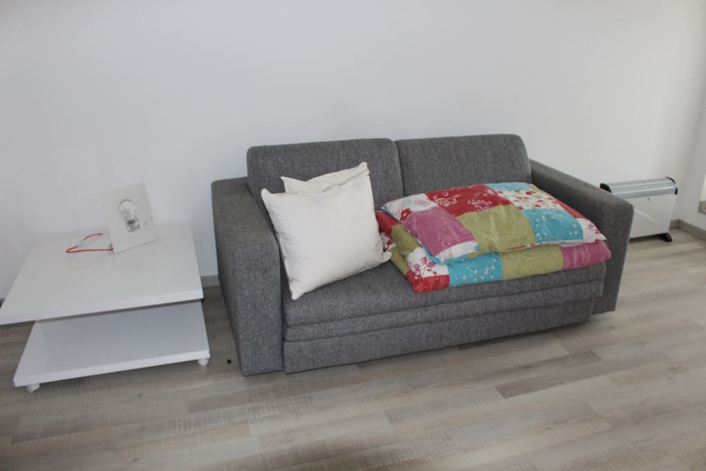 Schlafsofa und Beistelltisch