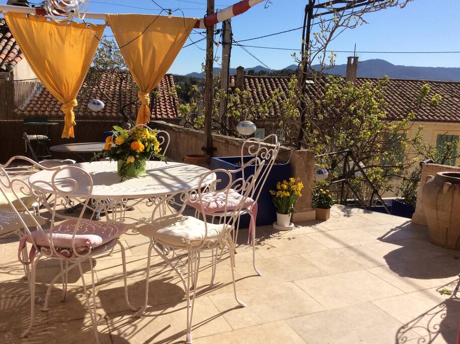 terrasse très ensoleillée avec vue sur les collines
