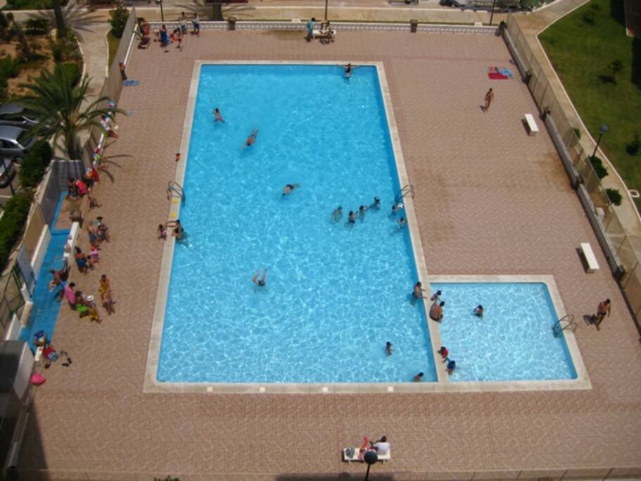 Enorme piscina de 10x20 apróx. mas zona exclusiva para niños
