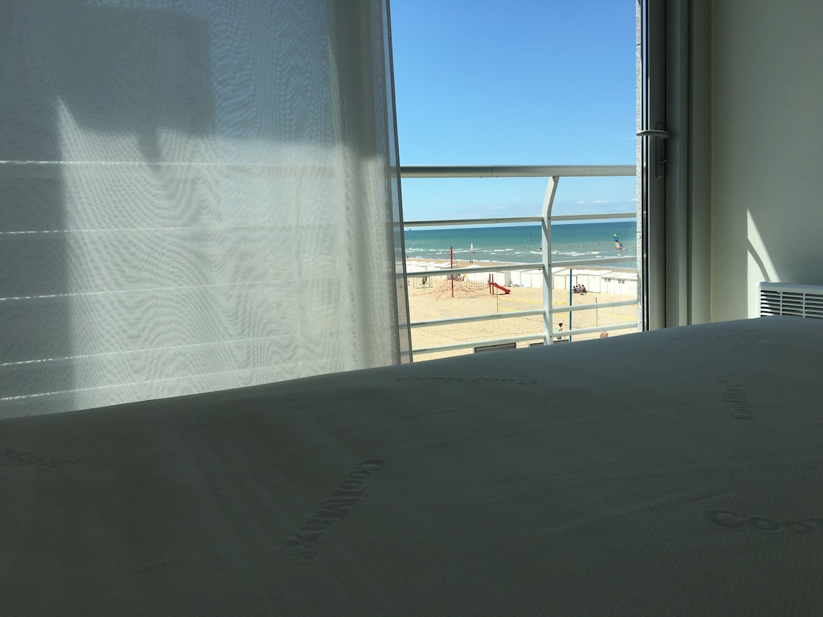 להתעורר בחדר השינה הראשי עם נוף לים.