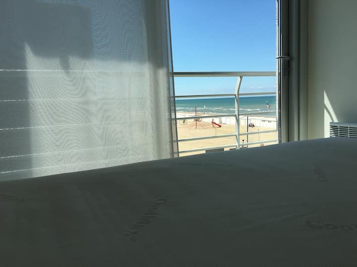 Გაიღვიძეთ მთავარ საწოლ ოთახში, საიდანაც ზღვის ხედი იშლება .