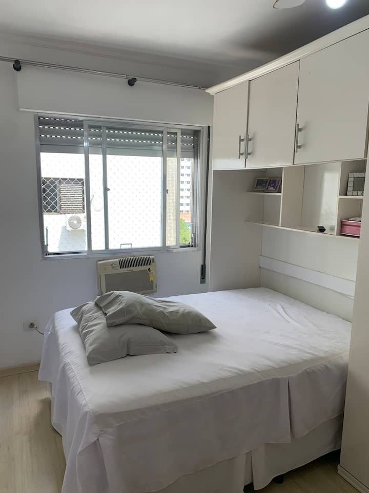 Internátny apartmán 1. Má 1 manželskú posteľ, 4 vankúše, 1 skrinku s vešiakmi a bez zásuviek, 1 malý stojan a podporu batohu, 1 obláčik, 1 klimatizáciu, 1 stropný ventilátor, 1 televízor s uhlopriečkou 14 palcov a závesy.